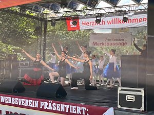 Die Eleven des Tanzstudios Radeva beim Weinfest am Rathaus 