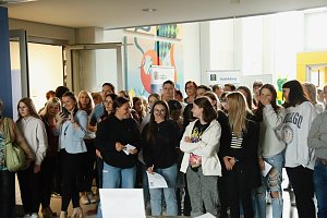 An der Lessing-Schule wurde gestern die dritte Runde des "Tags in der Praxis" mit einer Berufsmesse eingel&auml;utett