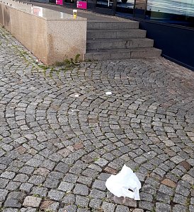 M&uuml;ll an der Haltestelle Marktplatz
