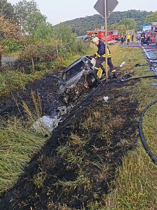 Drei Verletzte und ein ausgebranntes Fahrzeug - das ist die Bilanz nach einem Unfall bei Gro&szlig;lohra