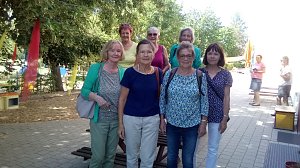 Anerkennende Worte der Ehemaligen  f&uuml;r die Ma&szlig;nahmen, die sich in Kindergarten und -krippe Brummkreisel vollzogen. Links die damalige Leiterin Elke Otto