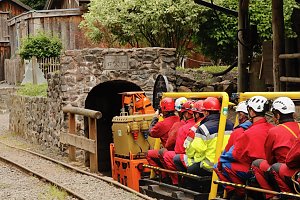 Rettung aus der Finsternis - am Rabensteiner Stollen wurde heute die Rettung unter Tage geprobt