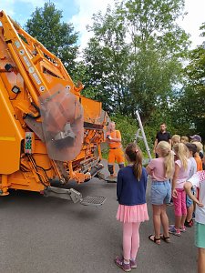 Zur Ferienfreizeit an der Grundschule Niedersalza waren die Abfallexperten des Landkreises zu Gast