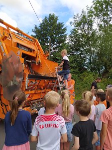 Zur Ferienfreizeit an der Grundschule Niedersalza waren die Abfallexperten des Landkreises zu Gast