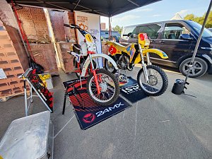 Motorräder im Ziegelwerk