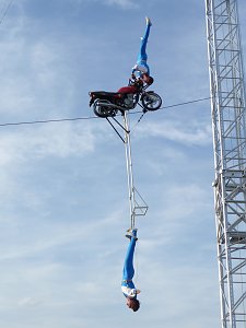 (Archiv 2019) Atemberaubende Motoradshow der Geschwister Weisheit