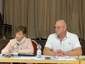 Diana Jaeger von der Tourist-Info und Ortschaftsb&uuml;rgermeister Mario K&uuml;hn