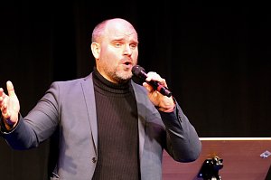 In Haus der Kunst in Sondershausen fand das vorletzte Weihnachtskonzert des Tenortrios Fellas, in diesem Jahr, vor ausverkauftem Haus statt. Am Klavier begleitete sie die bekannten Pianistin Rosalina Genchev 