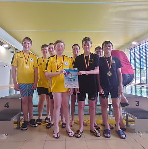 Siegreiche Nordh&auml;user Sch&uuml;ler im Wasser 