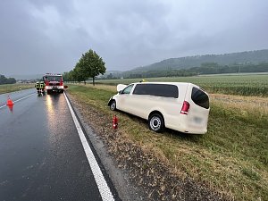 Verunfalltes Taxi im Stra&szlig;engraben