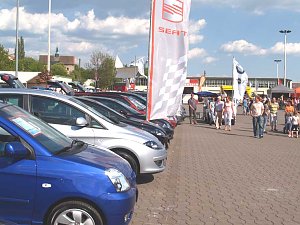 Menschen und Autos