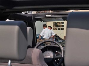 Menschen und Autos