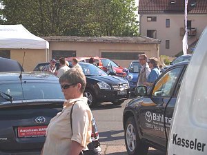 Menschen und Autos