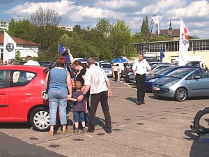Menschen und Autos