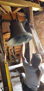 Neue Glocke in Elende aufgehangen