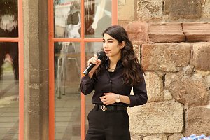 "Der V&ouml;lkermord geht weiter" - auf dem Rathausplatz kam heute die jesidische Gemeinschaft zusammen um an das Schicksal ihrer Glaubensgemeinschaft zu erinnern