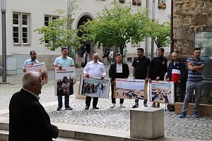 "Der V&ouml;lkermord geht weiter" - auf dem Rathausplatz kam heute die jesidische Gemeinschaft zusammen um an das Schicksal ihrer Glaubensgemeinschaft zu erinnern