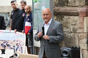 "Der V&ouml;lkermord geht weiter" - auf dem Rathausplatz kam heute die jesidische Gemeinschaft zusammen um an das Schicksal ihrer Glaubensgemeinschaft zu erinnern