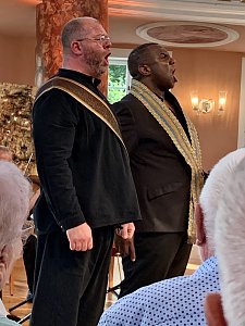 v.l. Iavor Genchev (Rolle: Ramphis); re. Marvin Scott (Rolle: Radames) in der Opernerz&auml;hlung "AIDA" im Achteckhaus in Sondershausen