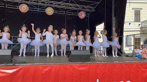 Die Eleven der Tanzschule Radeva in Aktion