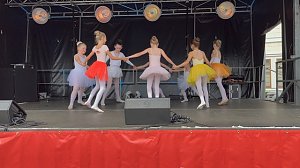 Die Eleven der Tanzschule Radeva in Aktion