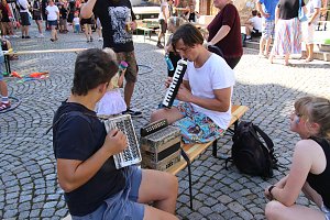 Stra&szlig;enfest auf dem Rathausplatz