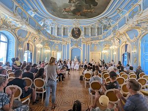 Die T&auml;nzer und T&auml;nzerinnen im Blauen Saal in Sondershausen