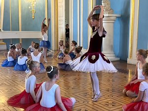 Die T&auml;nzer und T&auml;nzerinnen im Blauen Saal in Sondershausen