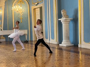 Die T&auml;nzer und T&auml;nzerinnen im Blauen Saal in Sondershausen