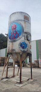 Projektteilnehner mit ihren Entw&uuml;rfen vor den einger&uuml;steten Silos