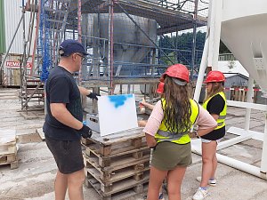 Projektteilnehner mit ihren Entw&uuml;rfen vor den einger&uuml;steten Silos