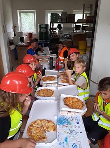 Projektteilnehner mit ihren Entw&uuml;rfen vor den einger&uuml;steten Silos