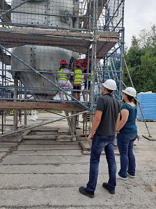 Projektteilnehner mit ihren Entw&uuml;rfen vor den einger&uuml;steten Silos