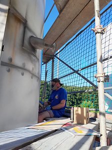 Projektteilnehner mit ihren Entw&uuml;rfen vor den einger&uuml;steten Silos