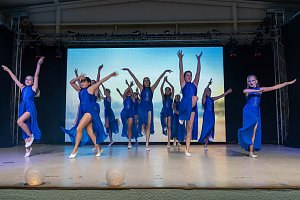 Volle Festhalle in Sundhausen beim Auftritt der jungen T&auml;nzerinnen und T&auml;nzer von More Esprit