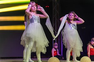 Volle Festhalle in Sundhausen beim Auftritt der jungen T&auml;nzerinnen und T&auml;nzer von More Esprit