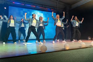 Volle Festhalle in Sundhausen beim Auftritt der jungen T&auml;nzerinnen und T&auml;nzer von More Esprit
