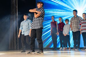 Volle Festhalle in Sundhausen beim Auftritt der jungen T&auml;nzerinnen und T&auml;nzer von More Esprit