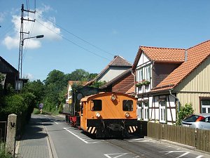 Im Schlepp der K&ouml;-Lok 199 011 ist die 99 5902 auf dem