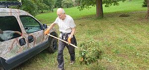  M&auml;hen f&uuml;r mehr Blumen und Wildbienen im kommenden Jahr: Acht Aktive pflegten die Streuobstwiese des Villenparks Hohenrode.