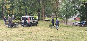  M&auml;hen f&uuml;r mehr Blumen und Wildbienen im kommenden Jahr: Acht Aktive pflegten die Streuobstwiese des Villenparks Hohenrode.