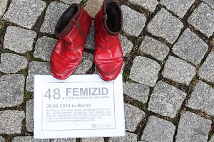 Aktion "Rote Schuhe" vor dem Nordh&auml;user Rathaus