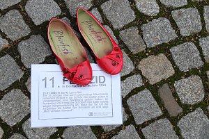 Aktion "Rote Schuhe" vor dem Nordh&auml;user Rathaus