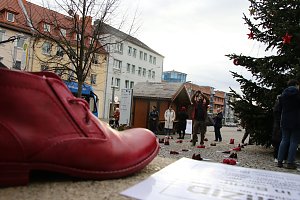 Aktion "Rote Schuhe" vor dem Nordh&auml;user Rathaus