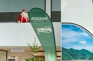 Weihnachtsbau in der Skoda-Autowelt geschm&uuml;ckt