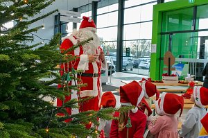 Weihnachtsbau in der Skoda-Autowelt geschm&uuml;ckt