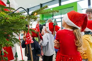 Weihnachtsbau in der Skoda-Autowelt geschm&uuml;ckt