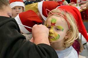 Weihnachtsbau in der Skoda-Autowelt geschm&uuml;ckt