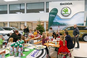 Weihnachtsbau in der Skoda-Autowelt geschm&uuml;ckt