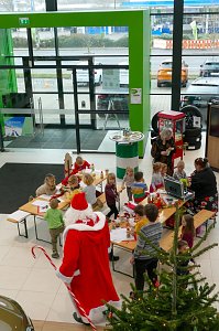 Weihnachtsbau in der Skoda-Autowelt geschm&uuml;ckt
